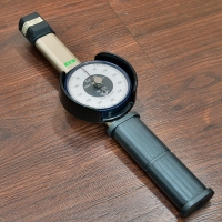 扭力板手